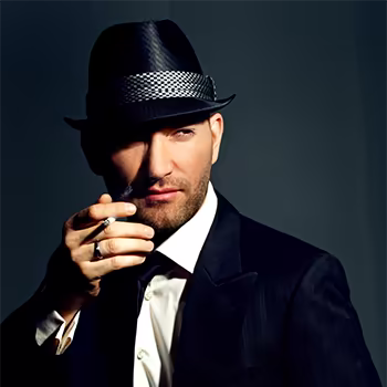 Porträt eines Mannes mit schwarzem Hut, Anzug und Fliege
